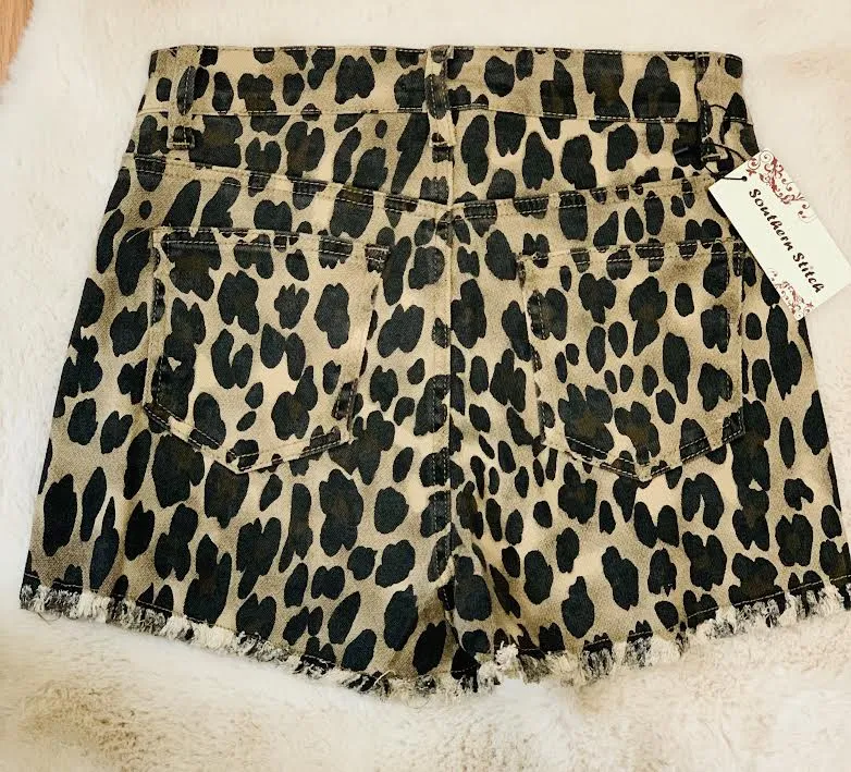 DISTRESSED LEOPARD SHORTS